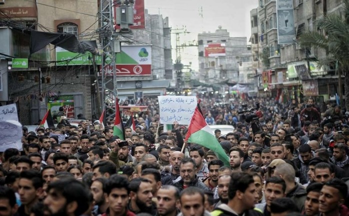 المئات في جباليا يتظاهرون ضد أوضاع غزة المتردية